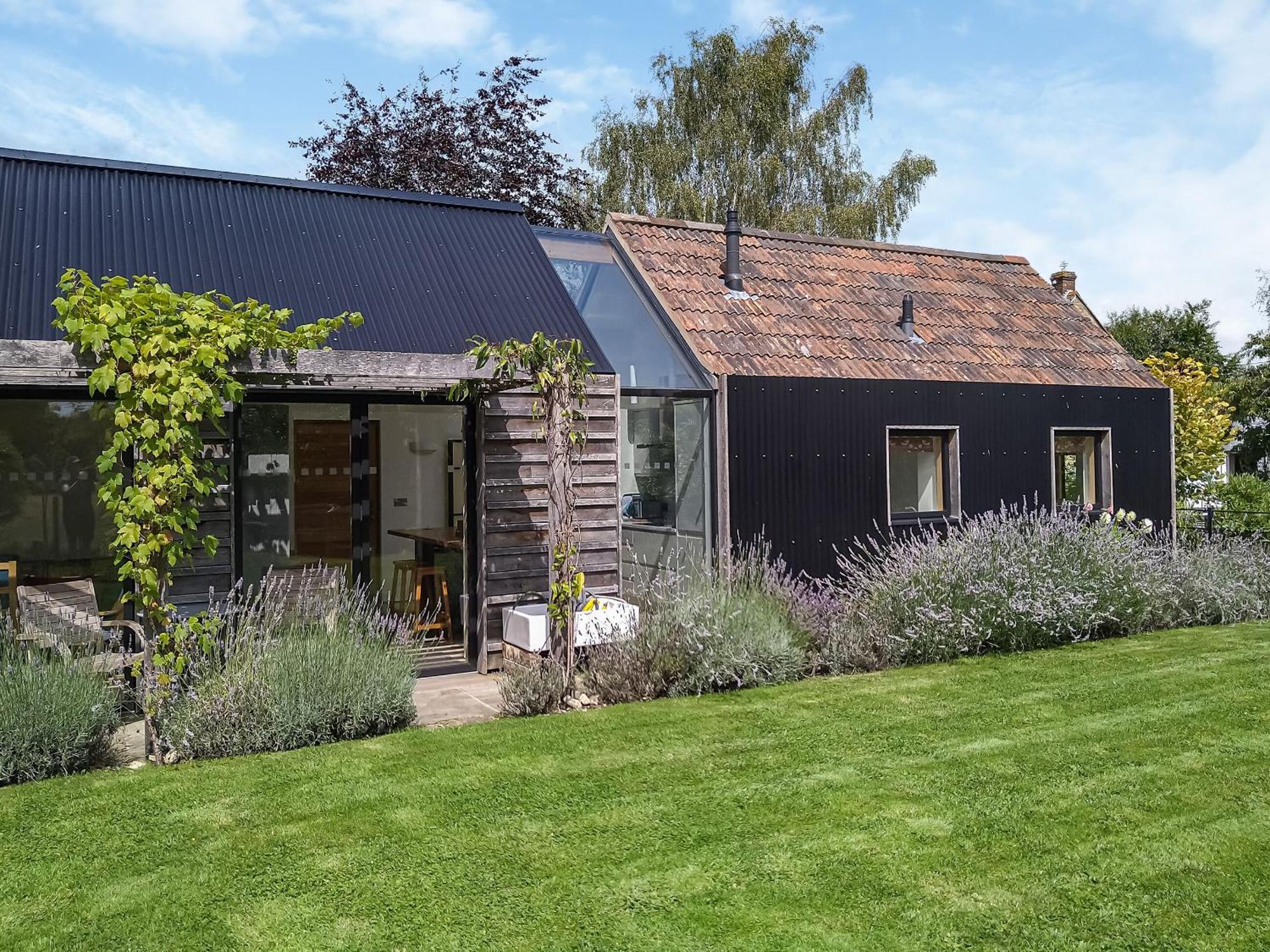 Wrens Nest Villa Chippenham  Exterior photo